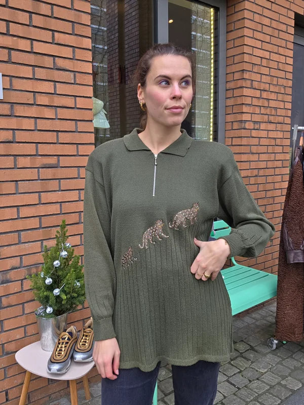 Trui met geborduurde luipaarden